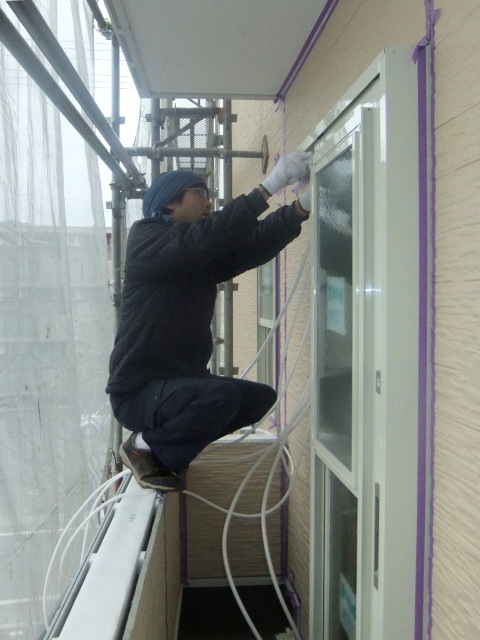 3階建て住宅で屋根のガルバリウム鋼板施工と、ベランダの防水工事を行っています。