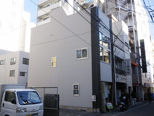 鉄骨３階建て賃貸物件のベランダと屋上のシート防水工事の施工が始まりました。