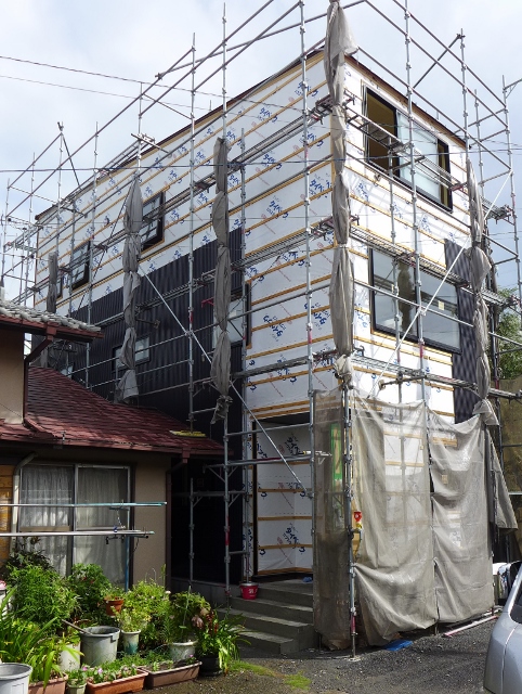 木造３階建て住宅、屋根と外壁共にガルバリウム鋼板で施工しております。