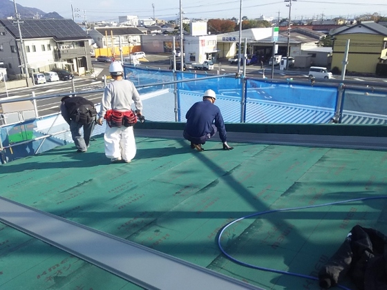 菊川市高橋で木造２階建て住宅の屋根をガルバリウム鋼板、陸屋根で仕上げる工事を行っております