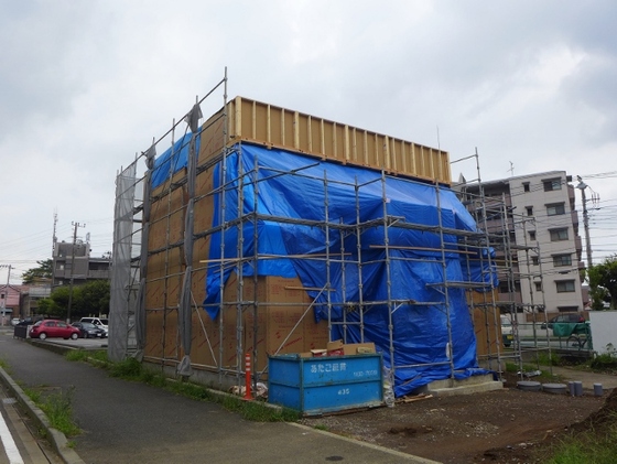 木造階建て住宅の外壁工事とバルコニーの防水工事を担当しています。