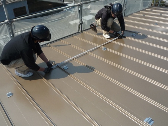 木造３階建て住宅の外壁工事と屋根のガルバリウム鋼板葺きの工事を行っております。