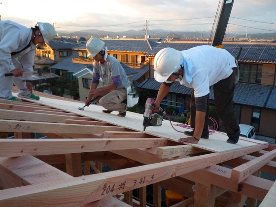 木造２階建て住宅の外壁、屋根工事とベランダの軒天仕上げの作業を行いました