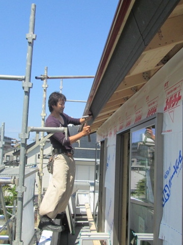 鼻隠し・破風板の取り付けと外壁工事を行いました。