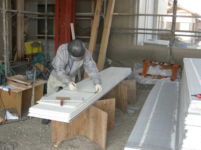 ３階建てガレージハウスの外壁と屋根工事の施工を開始しました