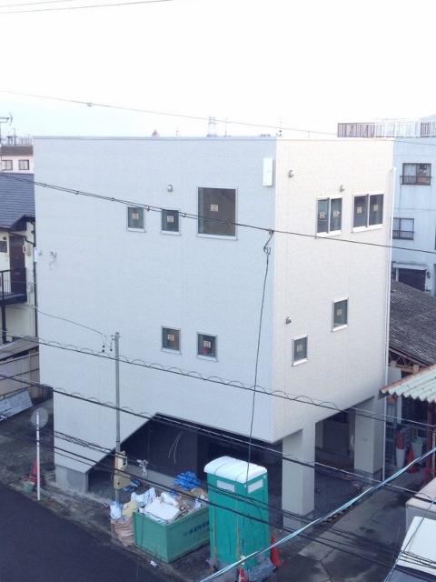 鉄骨３階建て住宅の外壁工事と陸屋根のガルバリウム鋼板葺きを施工します。