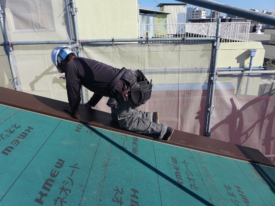 安西で木造３階建て住宅、屋根のガルバリウム鋼板葺きとベランダのFRP防水工事を行っております。