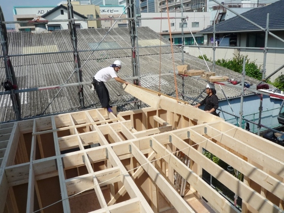 浜松市中央区北島町で木造２階建て住宅、屋根のカラーベスト工事と洗濯干し場のポリカーボネイトの施工を行いました。