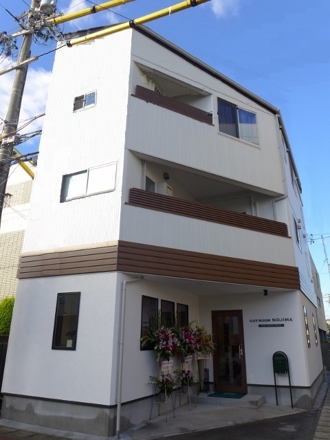 木造３階建て店舗併用住宅の外壁とバルコニーの防水工事、屋根ガルバリウム鋼板葺きを行っています