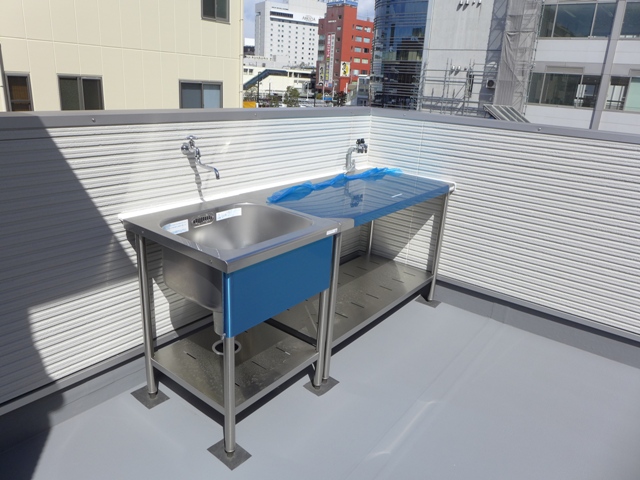 鉄骨３階建て賃貸物件のベランダと屋上のシート防水工事の施工が始まりました。