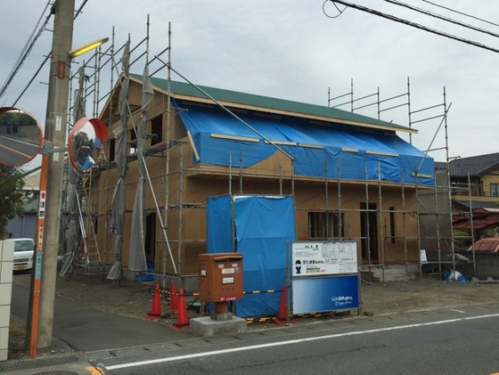 木造２階建て店舗併用住宅の屋根をガルバリウム鋼板で施工しております