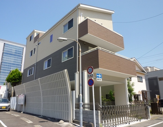 木造３階建ての屋根工事、屋上工事、太陽光パネル設置工事を行っています。