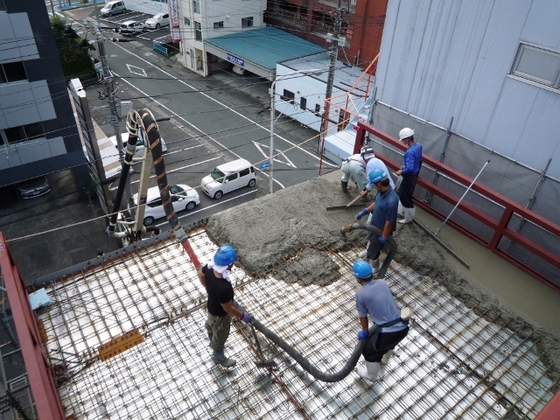 浜松市で鉄骨４階建て住宅の外壁をALCパネルで施工し、屋上バルコニーの防水工事を行っております。