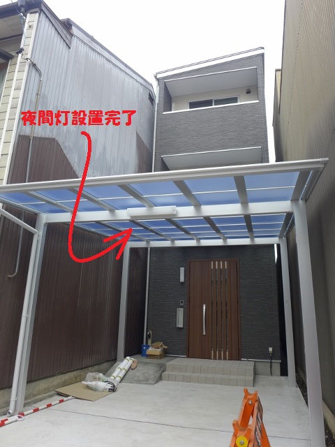 木造３階建て住宅の外壁工事と、駐車場にカーポート設置工事を行っております。