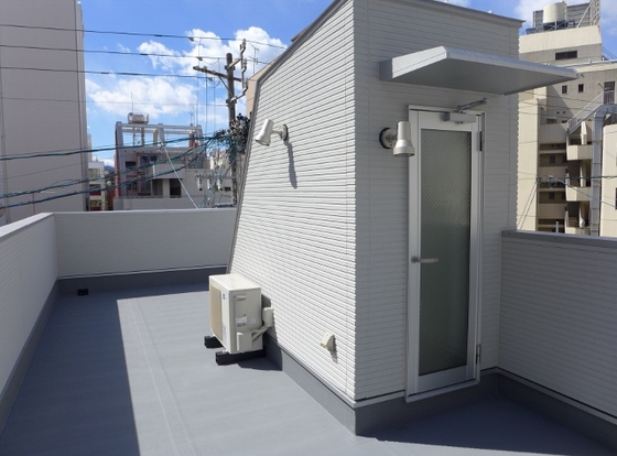 鉄骨３階建て賃貸物件のベランダと屋上のシート防水工事の施工が始まりました。